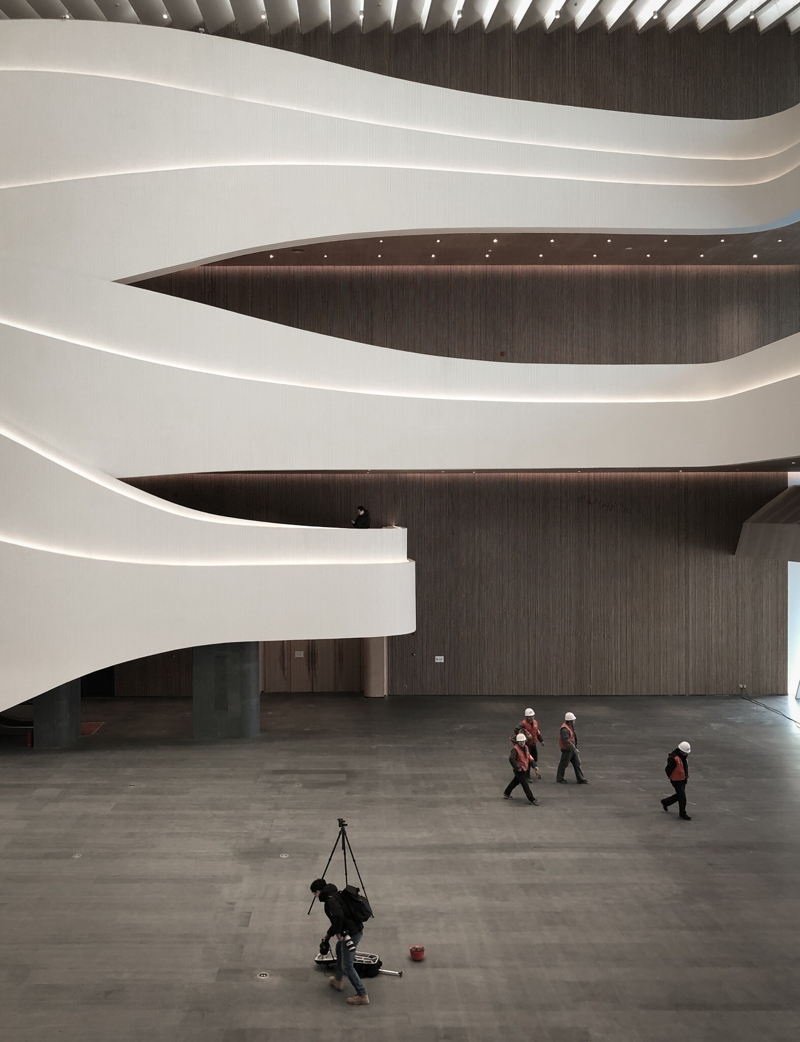 Section and spatial-organization diagram of the West Wing Art Museum, explaining the relationship among wing-like balconies, stairs, platforms, and atrium daylight.