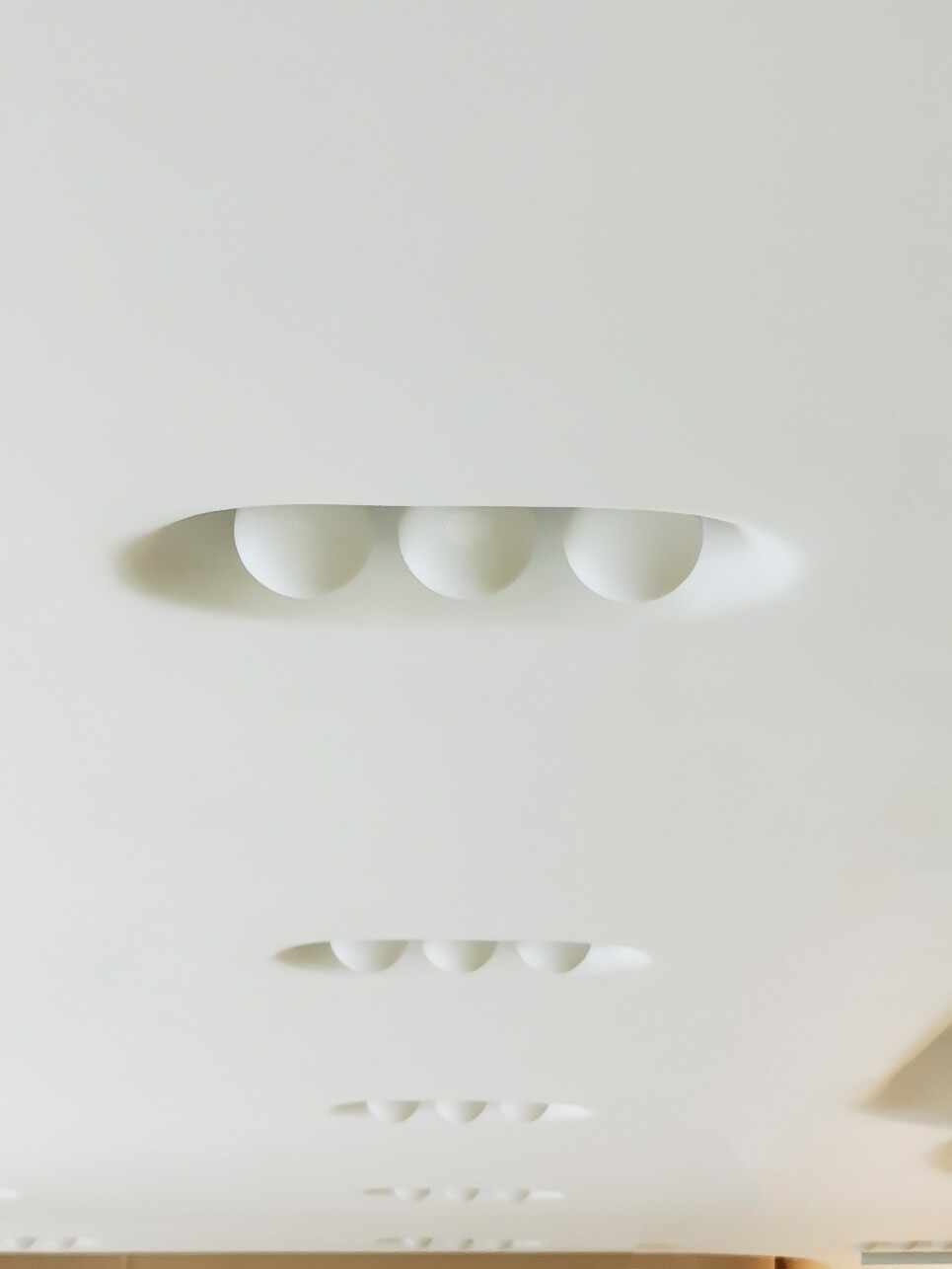 Detail of tooth-like classroom lights designed for children and adaptable to different lighting modes.
